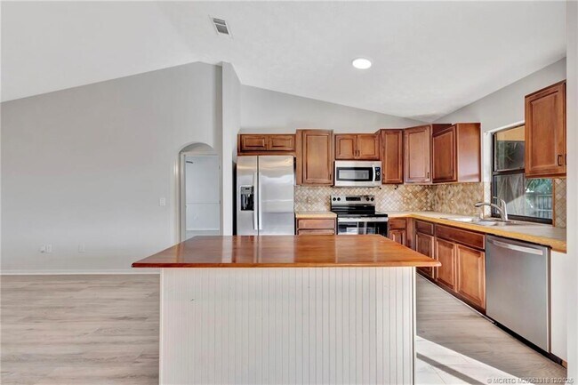 Building Photo - 252 NW Lincoln Ave