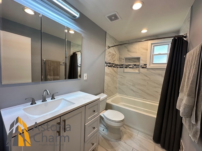 Building Photo - Spacious 4 Bedroom + Den Home with Private...