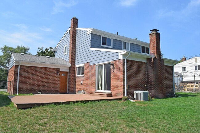 Building Photo - BEAUTIFULLY RENOVATED AND SPACIOUS COLONIA...