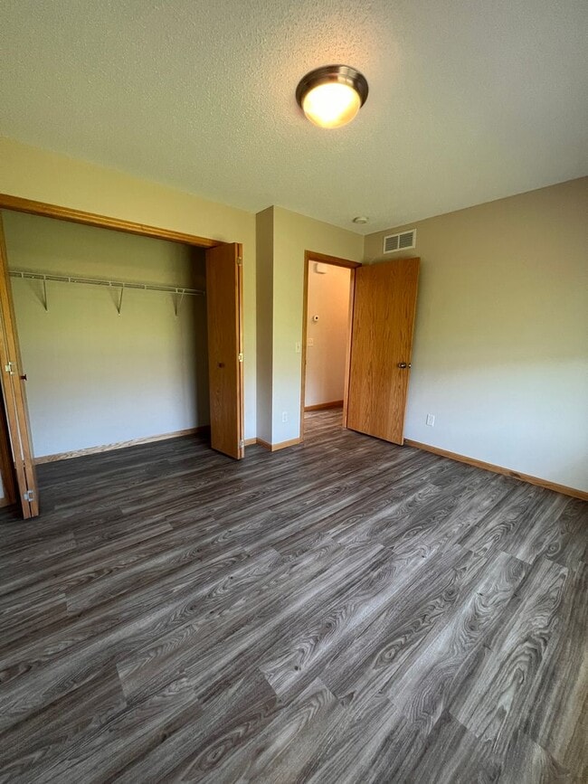 Building Photo - 938 E 6th St