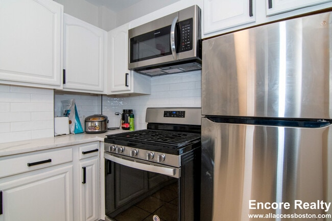 Building Photo - 448 Park Dr