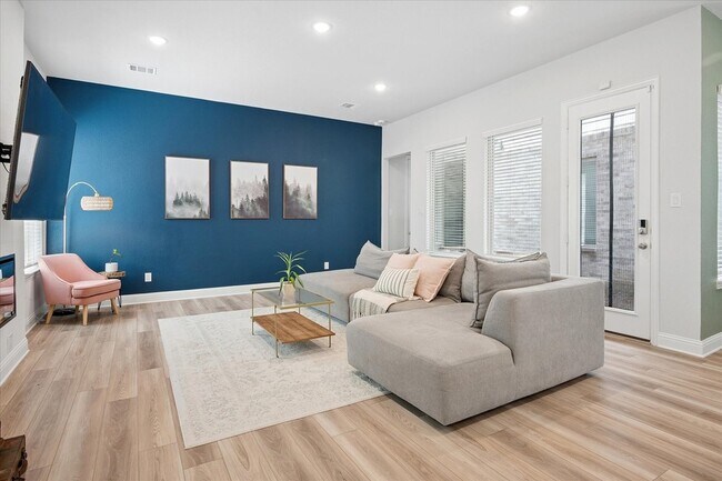 Building Photo - 7207 Daytona Mews