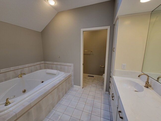 Building Photo - Upscale and Spacious Cedar Falls House for...