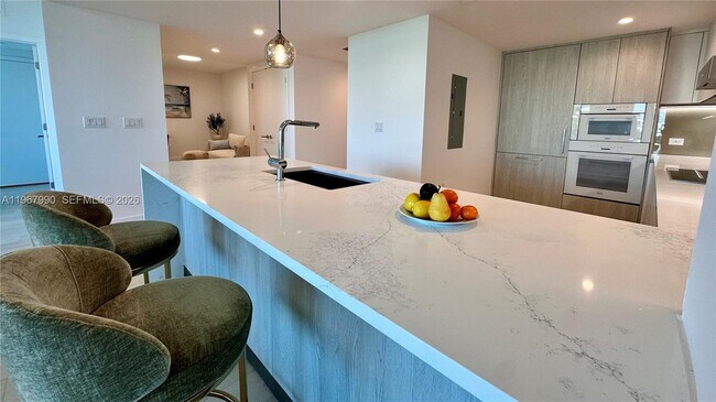 Building Photo - 9201 E Bay Harbor Dr