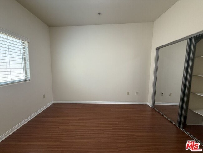 Building Photo - 15024 Magnolia Blvd