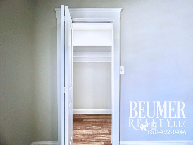 Building Photo - 2br 1.5 ba End Unit Townhome for Rent