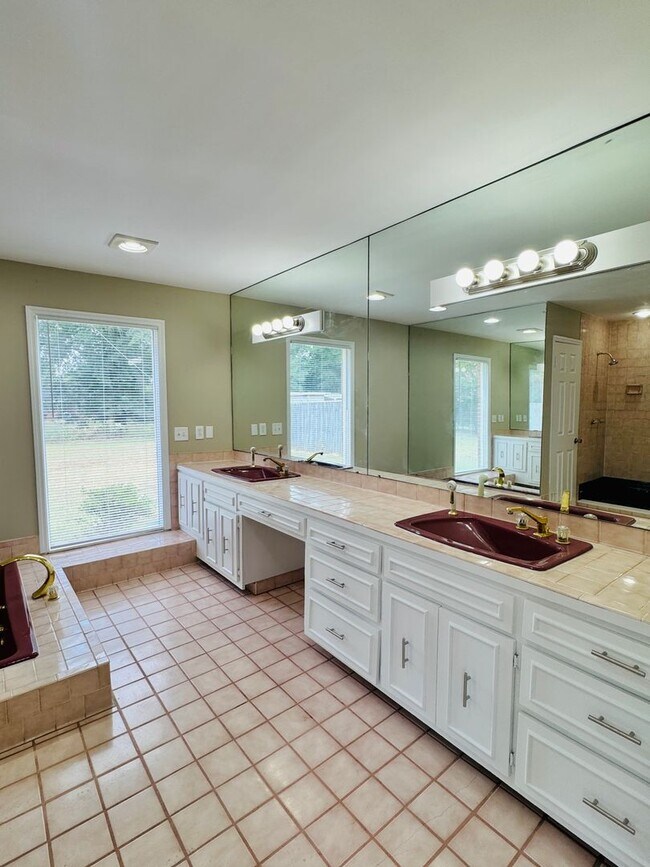 Building Photo - Room to Roam, Comfort to Stay — This Updat...