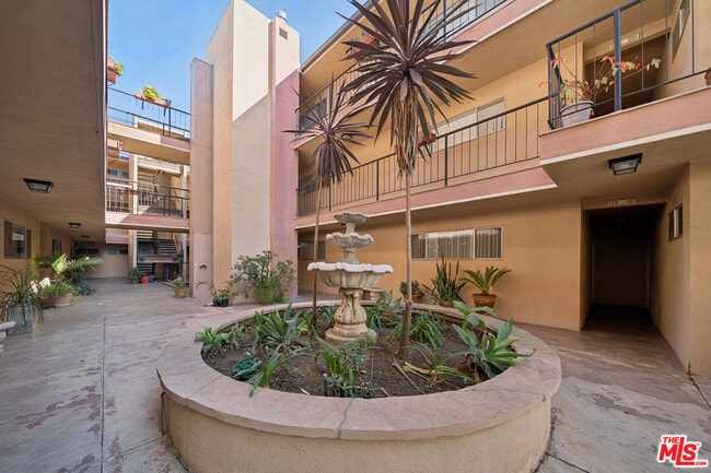 Building Photo - 7545 Hampton Ave