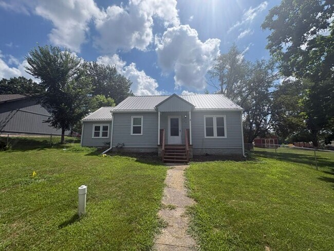 Building Photo - Charming 3 Bedroom and 1 Bath Pleasant Hill Home with Garage, Carport & Fenced Yard!