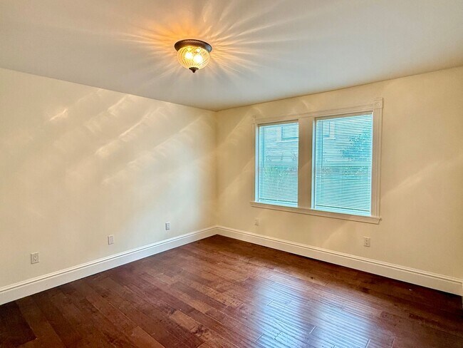 Building Photo - $2,400 / 2 BR - Beautifully Updated Home in Desirable Alameda Neighborhood