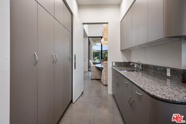 Building Photo - 6 Rocky Ln