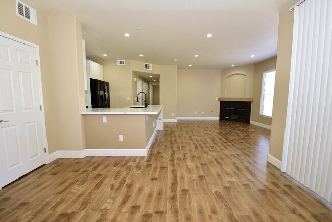 Building Photo - 1Attached Car Garage | 2Bed | 2Bath