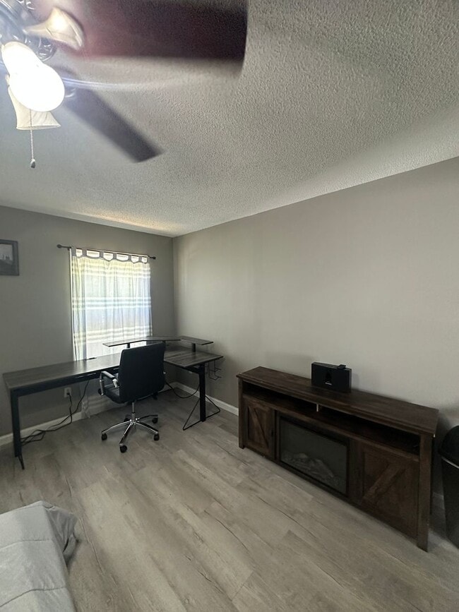 Building Photo - Foxhill Commons Subdivision!  Fully Furnis...