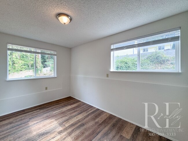 Building Photo - Spacious 4-Bedroom Home with Garage on Qui...