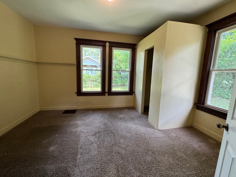 Building Photo - 919 LeClaire St