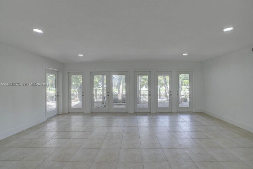 Building Photo - 616 SW 11th Ct