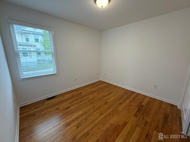 Building Photo - 16 E Kupsch St