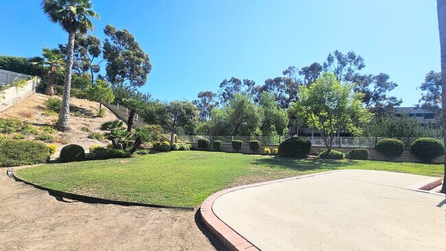 Building Photo - Gorgeous Single Story Home- Huge Back Yard...