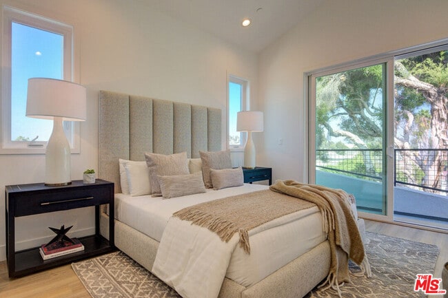 Building Photo - 6018 1/2-6018 1/2 Comey Ave