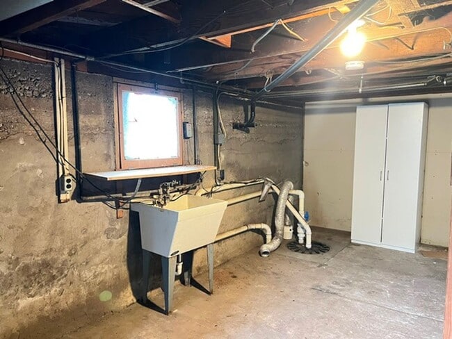 Building Photo - 2Bd/1Ba Single Story House w/ Basement - A...