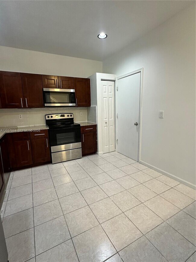 Building Photo - 5541 NW 90th Terrace