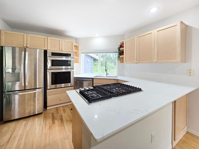 Building Photo - Spacious 3-Bed, 3-Bath Home with Lower Level Bedrooms, Patio, and Garage Near Factoria Mall & Dow...