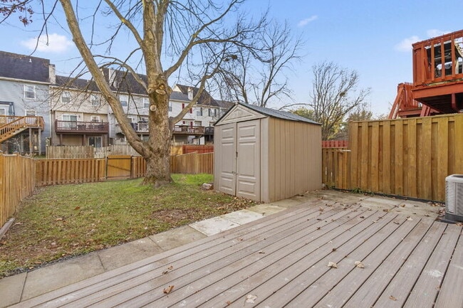 Building Photo - 335 Fullerton Pl