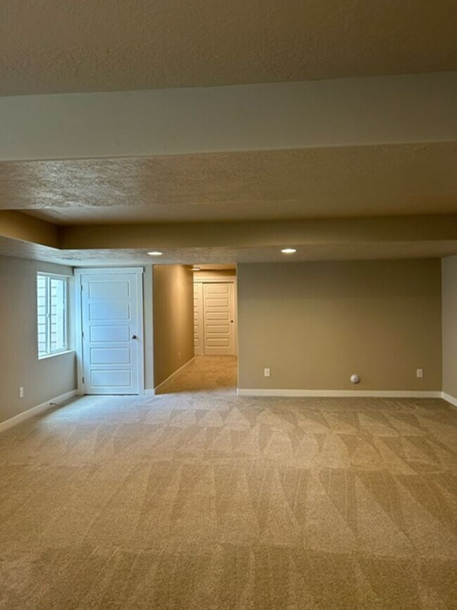 Building Photo - STUNNING Bountiful Home!!