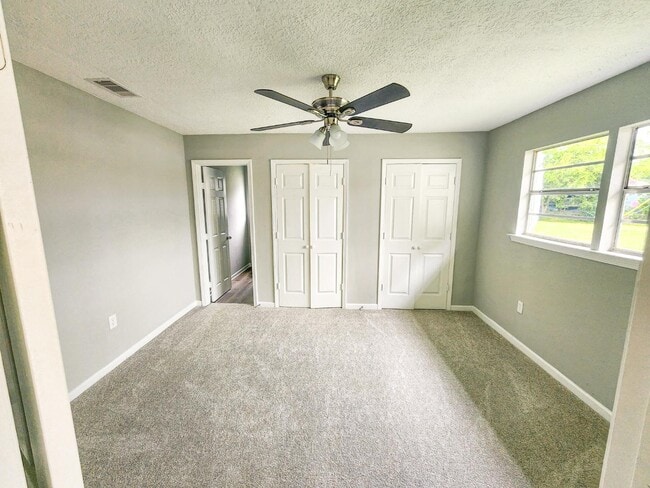 Building Photo - 305 Red Haven Dr