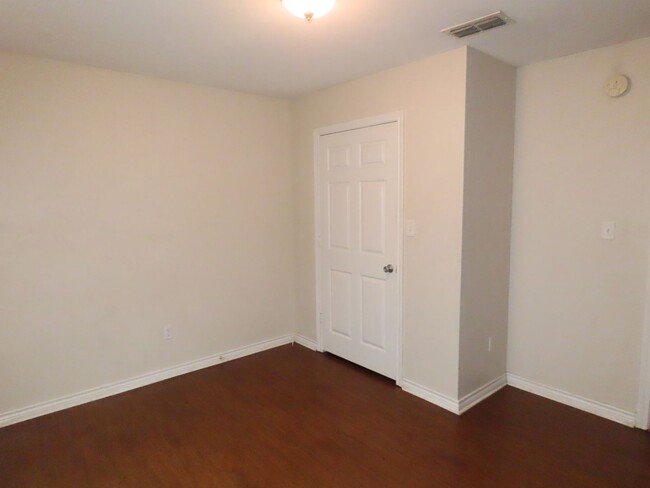 Building Photo - Beautiful 3 Bedroom, 2 Bath Duplex in Lind...