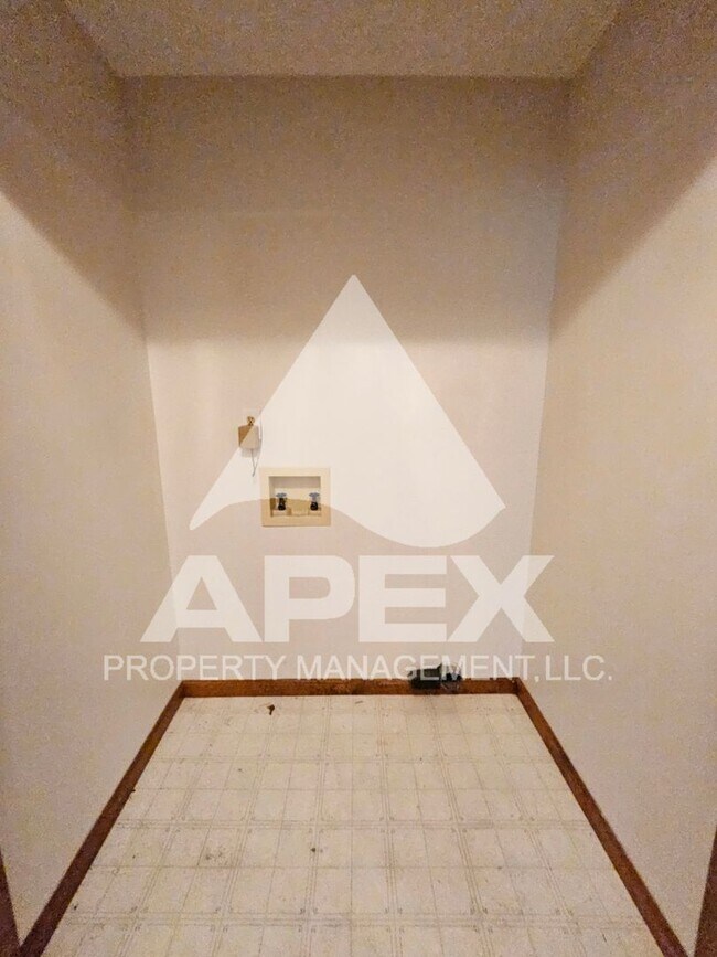 Building Photo - Stunning 3 Bd/2Ba Single Family Home with 2-Car Garage in the heart of Halls!