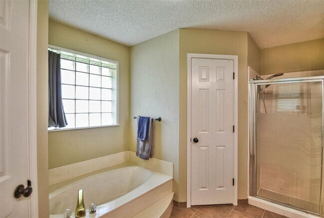 Building Photo - Beautiful Home on Mature Tree'd Lot  in We...