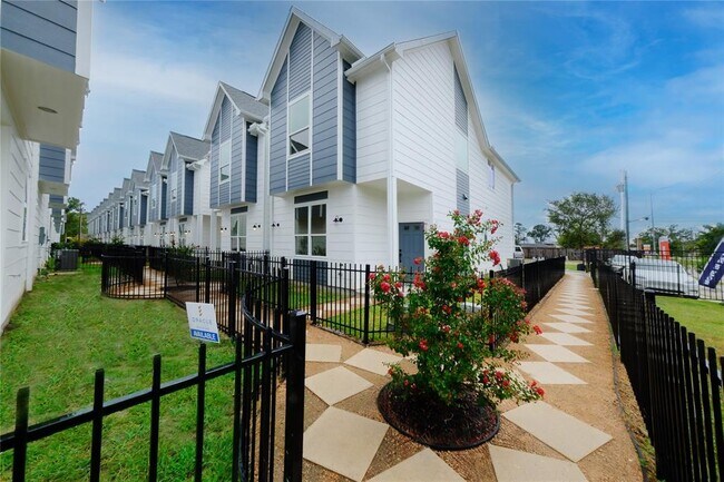 Building Photo - 1570 W Tidwell Rd