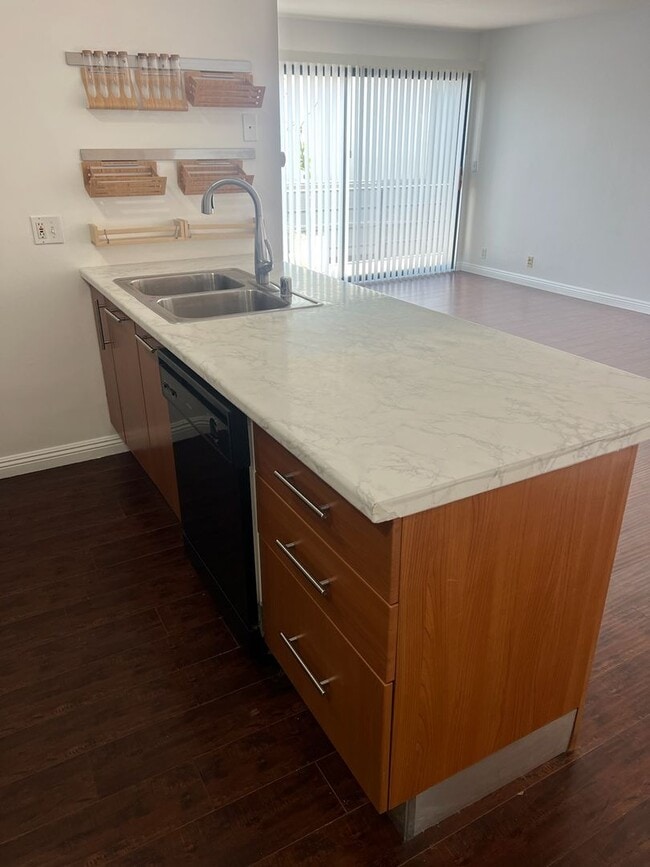 Building Photo - $3850 / 3br - Condo 3 beds 2 baths (West LA)