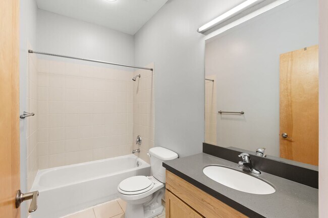 Building Photo - RARE 2 Bed, 2 1/2 Bath Townhome with Garage!