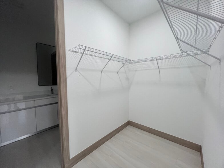 Building Photo - 4327 Kinlock St