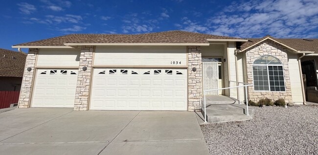 Primary Photo - Beautiful sunridge house with breathtaking...