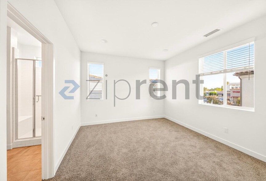 Building Photo - 2215 W Orange Ave