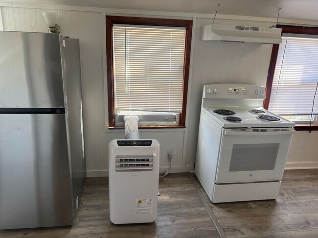 Building Photo - 4745 Lind St