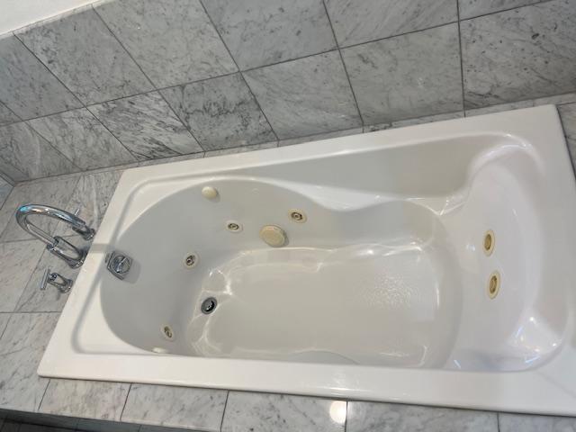 Jacuzzi bathtub in master bathroom - 2812 Anchor Ave