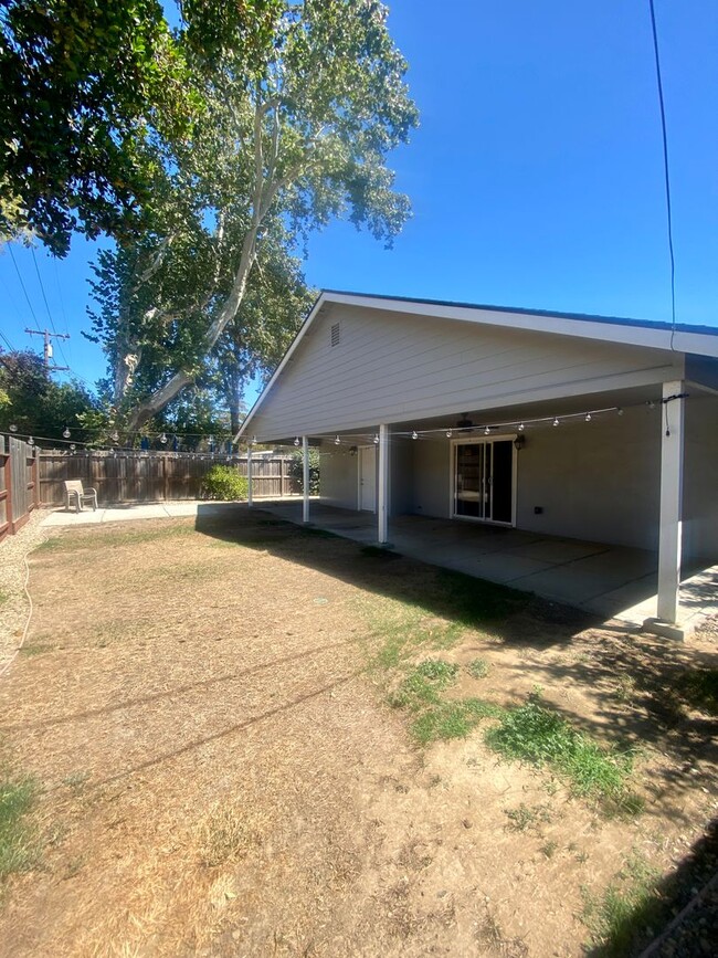 Building Photo - Cute and Cozy Updated 3 bedroom Home