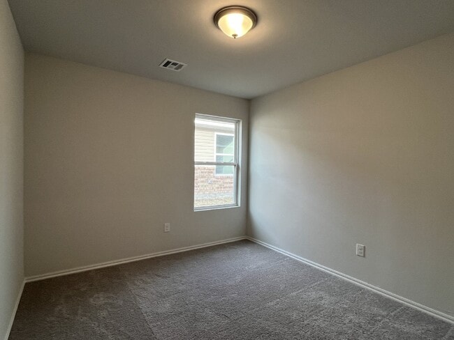 Building Photo - "ROOMMATE Wanted"
