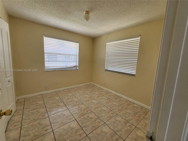 Building Photo - 9962 Twin Lakes Dr