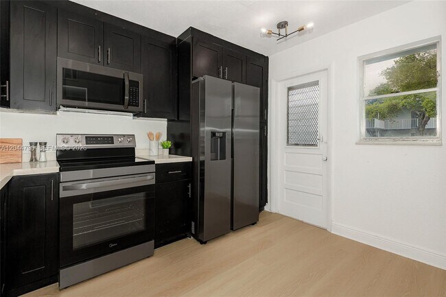 Building Photo - 445 NE 195th St