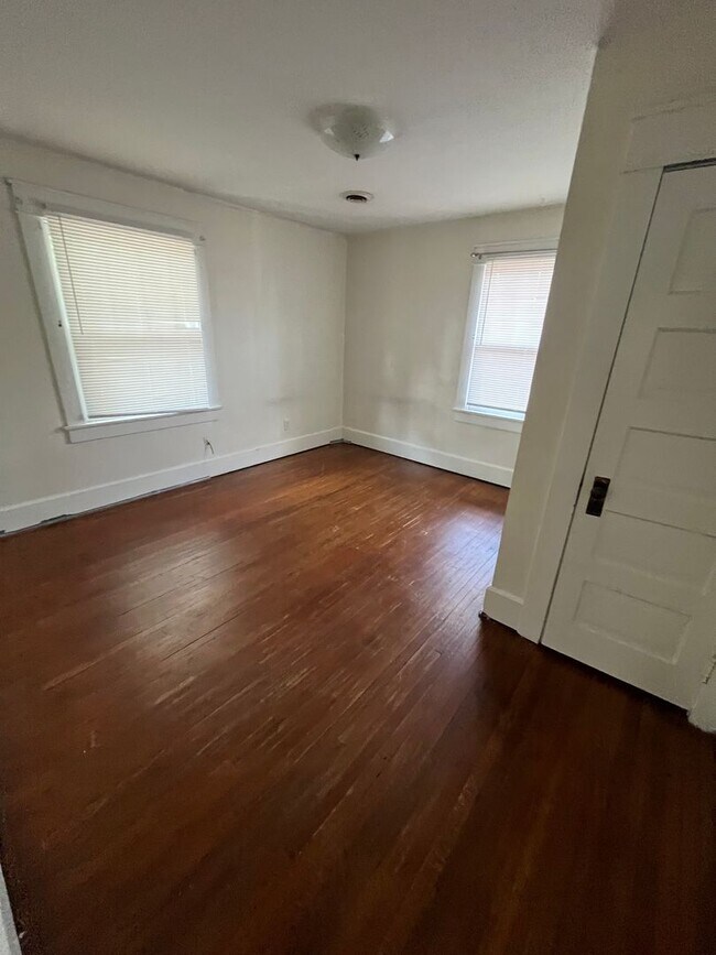 Building Photo - 5 BD/2BA Home next to Kirkwood with fenced backyard!