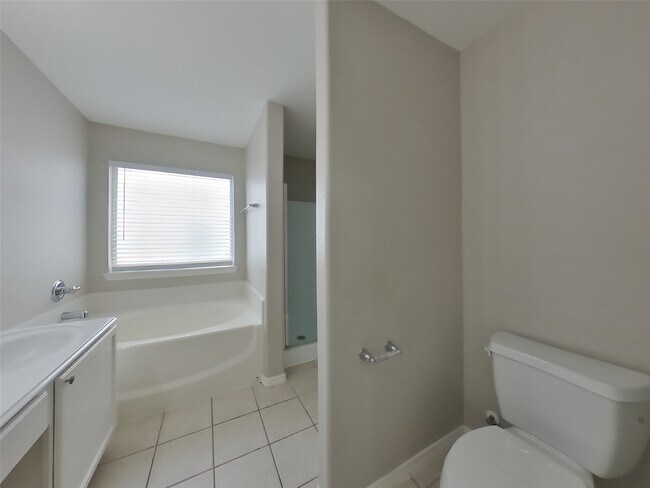 Building Photo - 2002 Briar Grove Dr