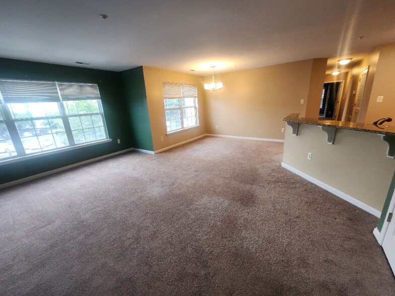 Building Photo - 2026 Windsong Dr