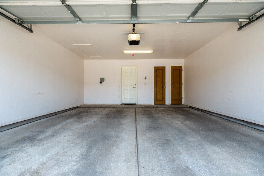 2 car garage - 4530 Steffi Ct