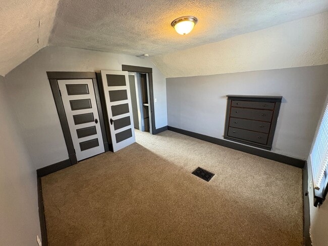 Building Photo - Spacious Home with Huge Backyard, Laundry included