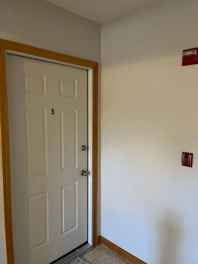 Building Photo - Sunny, Recently Refinished, One Bedroom Ap...
